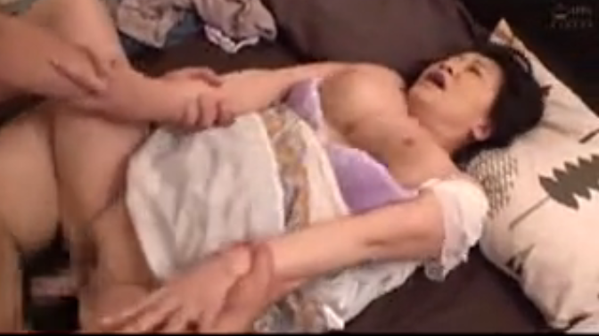 だらしない乳だけが取り柄の熟女のドスケベセックス動画