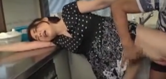 キッチンで我慢できずにセックスしちゃう関係♡